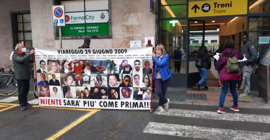 Volantinaggio davanti alla stazione ferroviaria di Viareggio